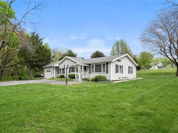 735 N 142nd St, Bonner Springs, KS 66012