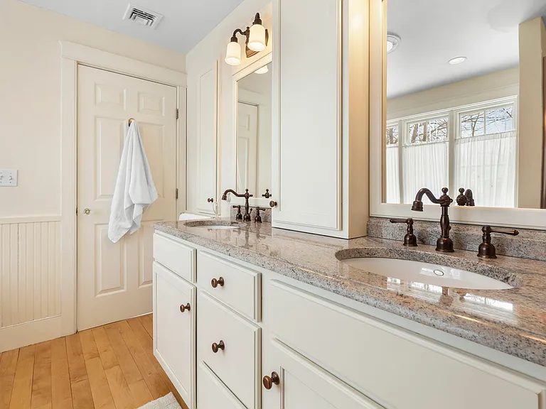 Primary En-Suite Bathroom