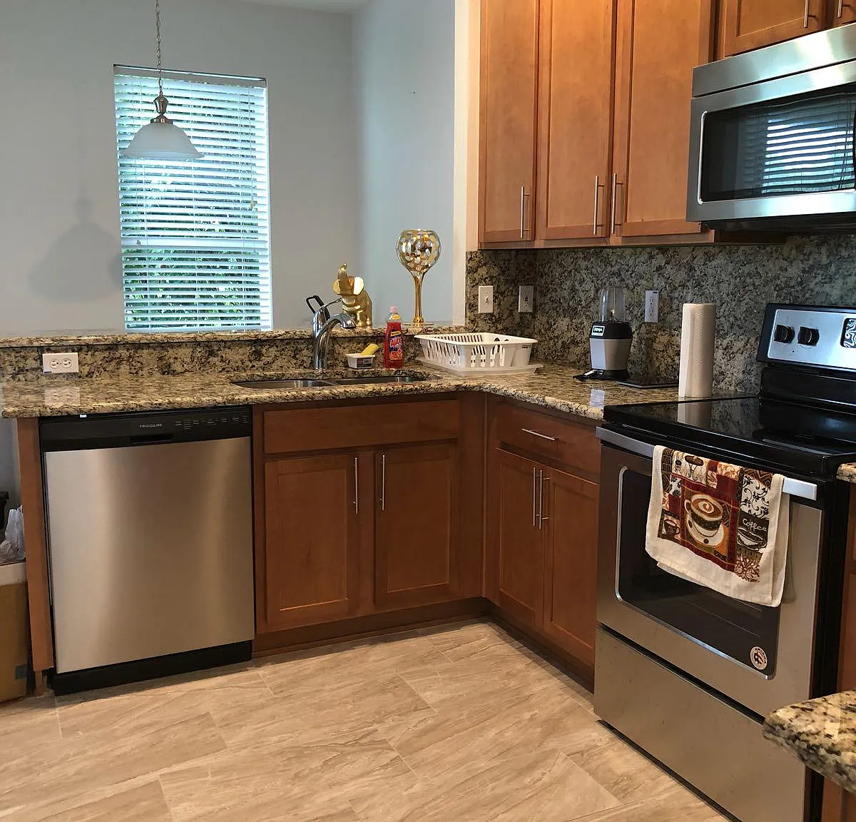 3 bed, 2.5 bath, 2569 sqft, $2,450 — Photo 4
