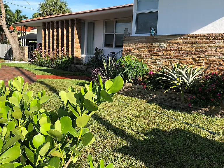 90 Street And Collins Ave — Photo 6