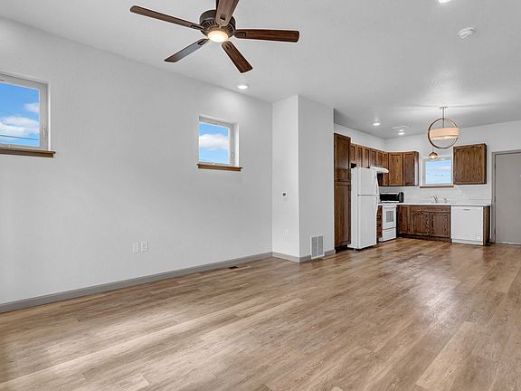 3rd image of 5 E 51st Ave
