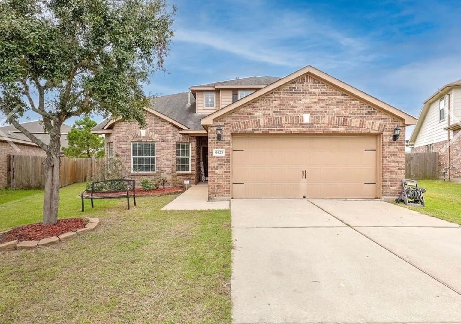 Spacious 4BR House in Rosharon — Photo 2