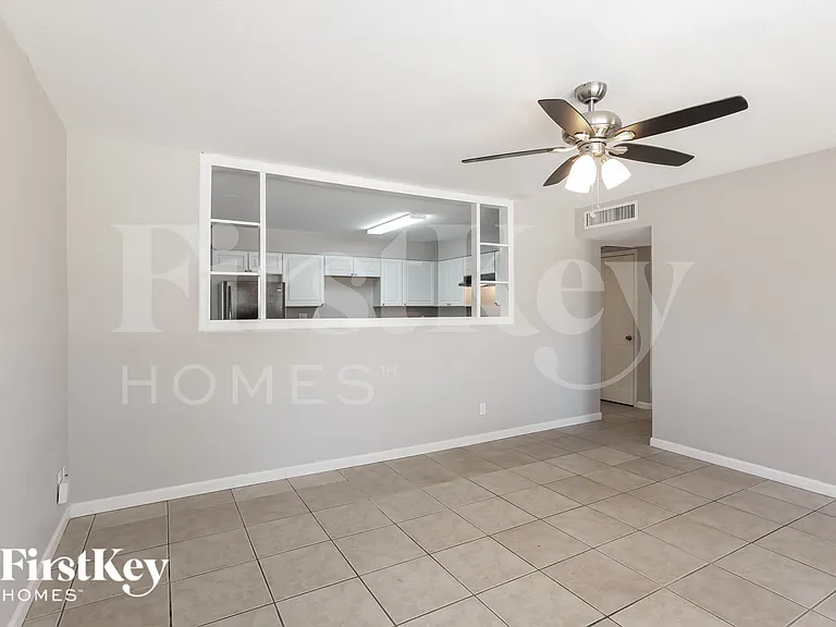1233 W 16th St — Photo 4