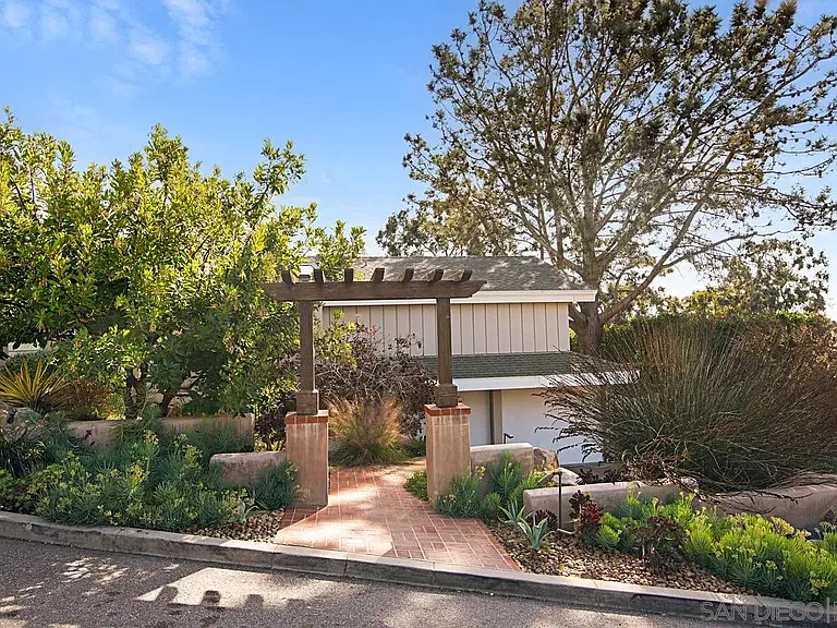 573 Amphitheatre Dr — Photo 3