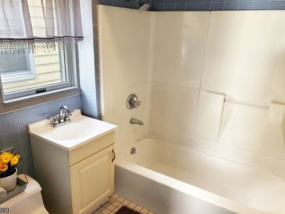 5th image of 28 Schuyler Ave Floor 2