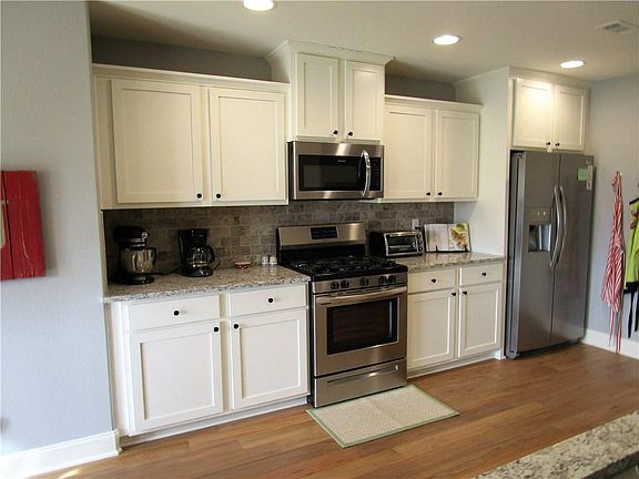 4th image of 1619 S Sag Harbor Ave