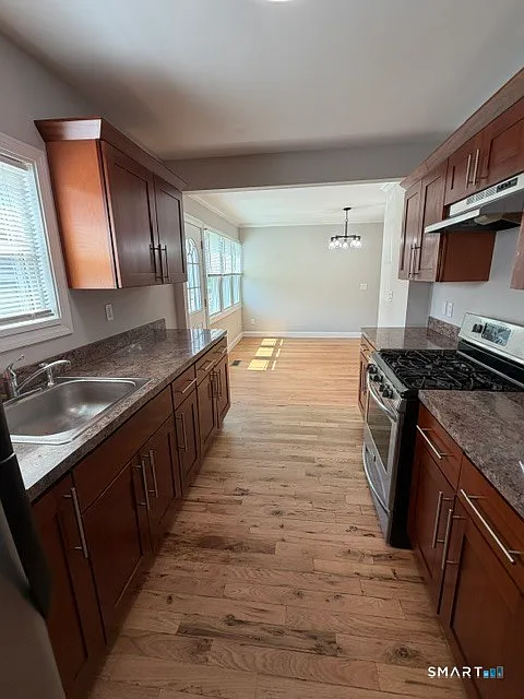 3 bed, 1.0 bath, 2160 sqft, $2,350 — Photo 2