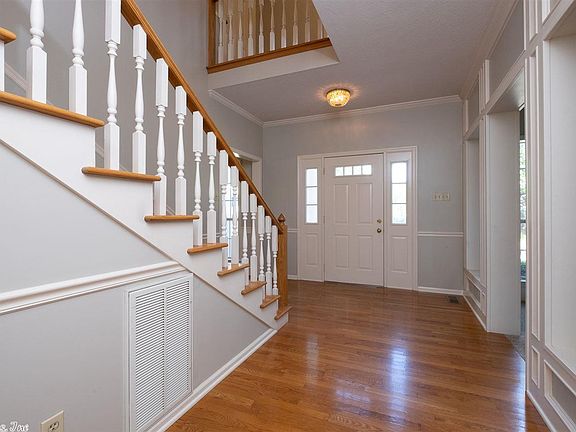 3rd image of 804 Loyola Dr