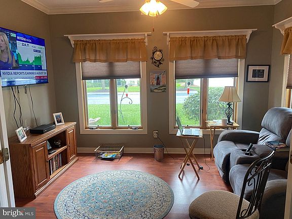 5th image of 27 Bayberry St