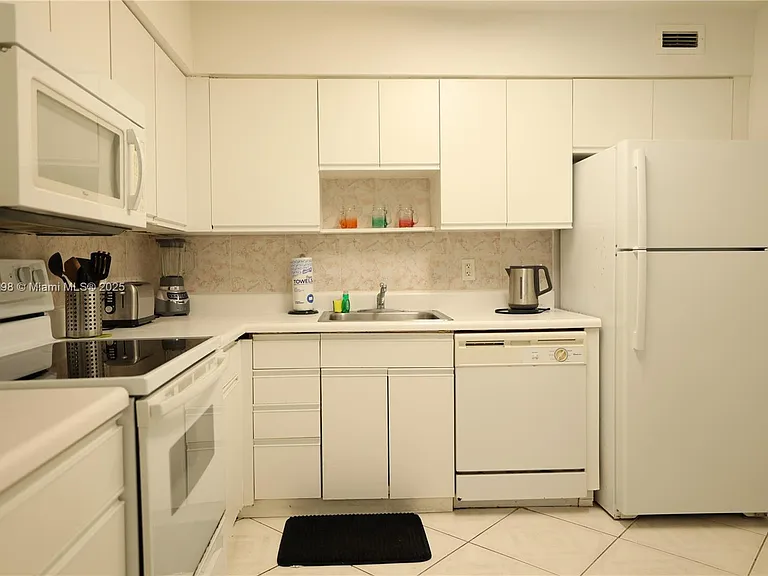5151 Collins Ave #927 — Photo 12