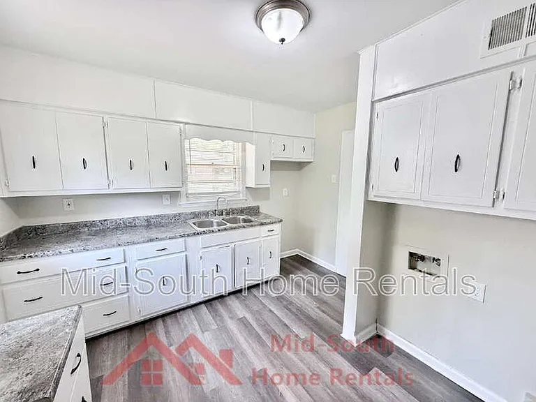 3284 Parham St — Photo 8