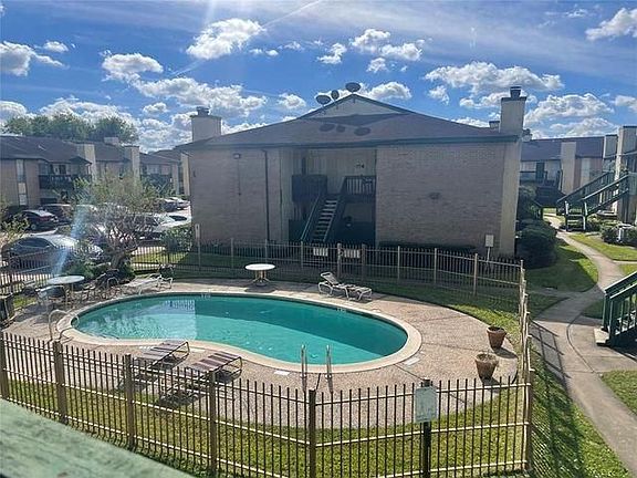 3rd image of 1516 Bay Area Blvd APT S-7