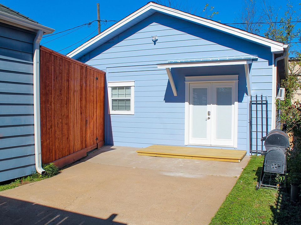 Beautiful, brand new one-bedroom, one-bath cottage. Private, cedar wood gated entrance. Keyless entry. Large shared courtyard. Deck is ready for your favorite potted plants and chair to enjoy your morning cup of coffee or tea!