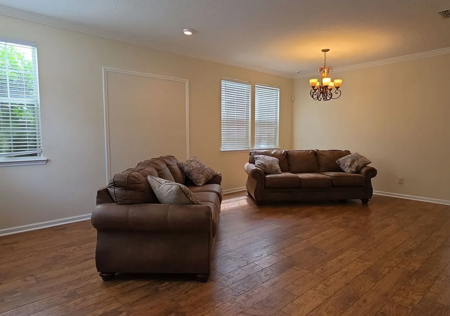 Spacious 3231 sq ft, 4 bedroom, 3 bathroom Beauty! — Photo 4