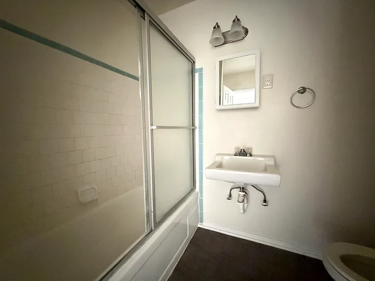 889 N Laurel Ave #15 — Photo 3