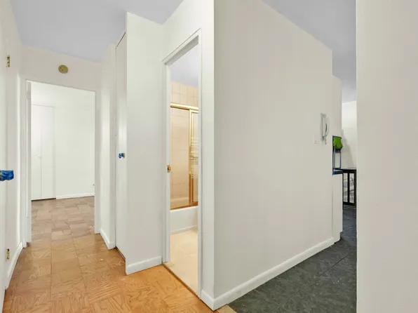 61-20 Grand Central Parkway image 11 of 24