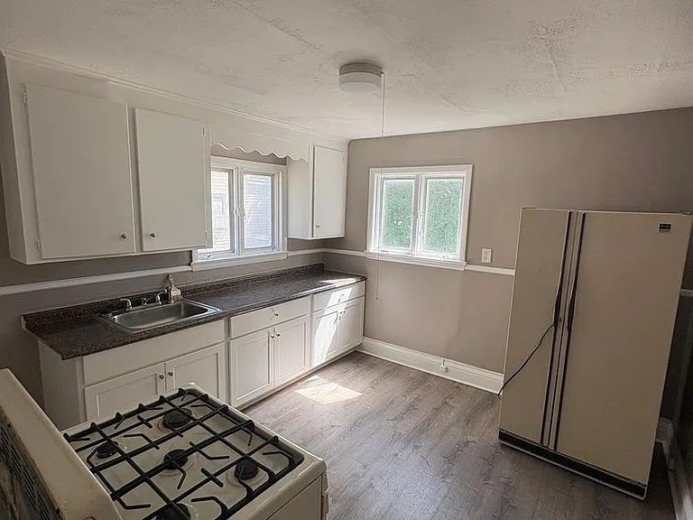 340 Carter St — Photo 4
