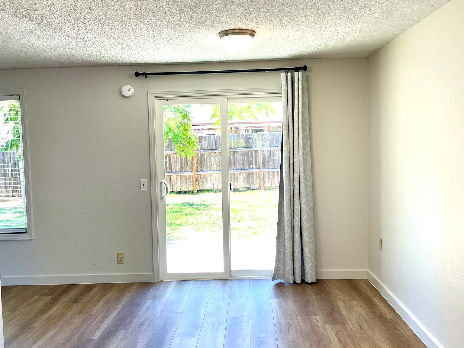 3 bed, 1000 sqft, $1,895 — Photo 4