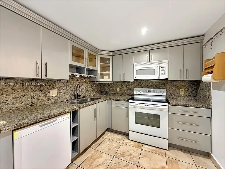 3641 Oaks Clubhouse Dr #201 — Photo 7