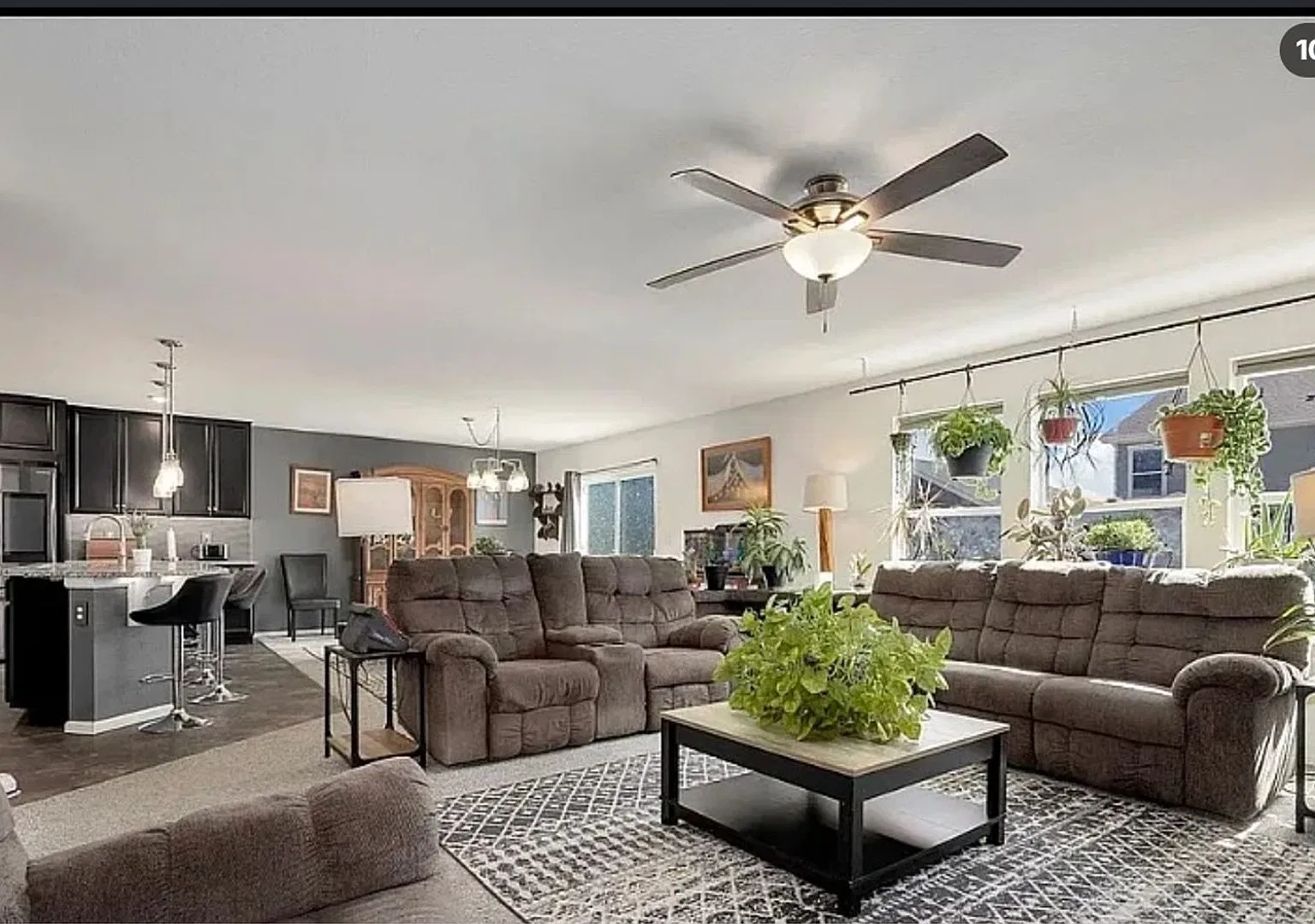 Spacious 4BR House in Aurora — Photo 4