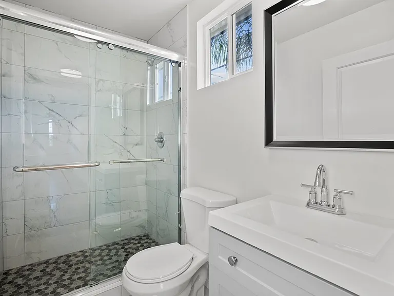 11560 Archwood St — Photo 10