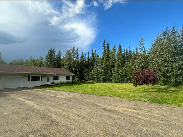 Beautiful / large front yard. Quiet cul-de-sac, cute neighborhood.