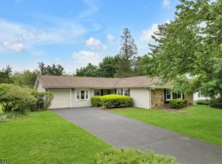 15 Larsen Rd, Somerset, NJ 08873