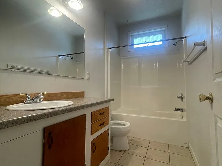 321 E College St — Photo 4
