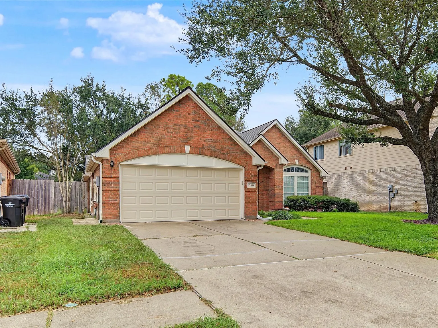 3 bed, 2.0 bath, 2079 sqft, $2,150 — Photo 2