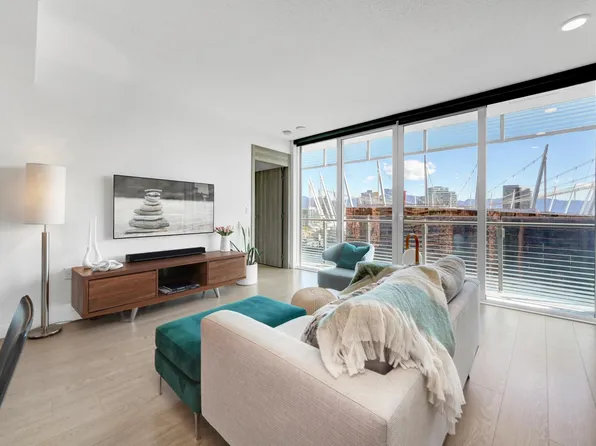 89 Nelson St #2006, Vancouver, BC V6Z 0E7