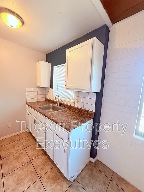 232 W Flores St — Photo 3