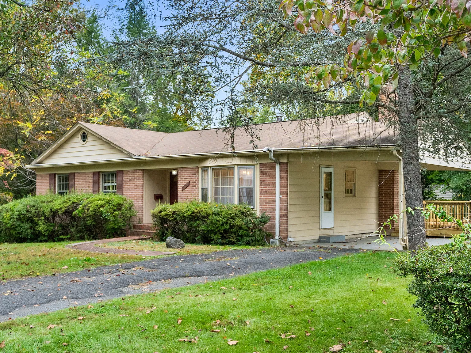 5 bed, 2500 sqft, $4,000 — Photo 2