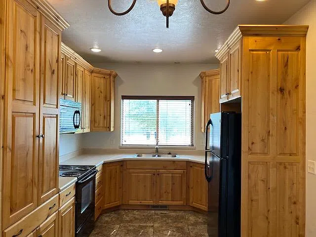 3 bed, 2430 sqft, $2,200 — Photo 3