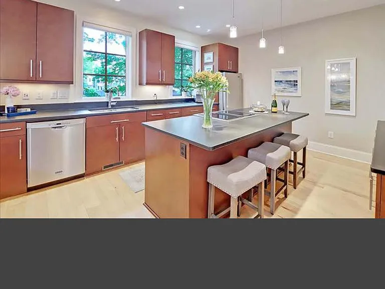 8 Brewster Ct — Photo 14