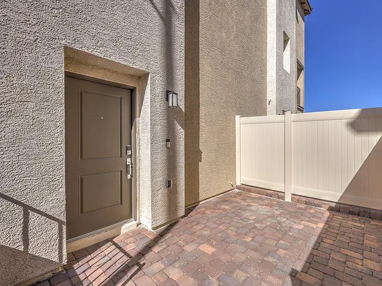 2666 Champagne Gold Ave — Photo 32