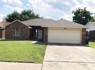 928 NW 15th St, Moore, OK 73160