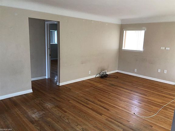 3rd image of 24921 Wood St