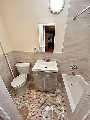 4th image of 236 Jefferson Ave #1