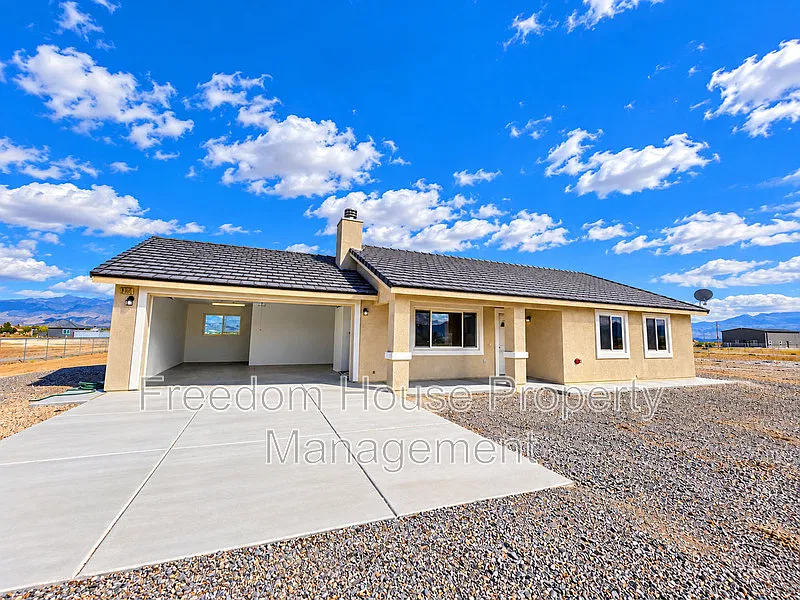 2 bed, 2.0 bath, 1362 sqft, $1,741 — Photo 2