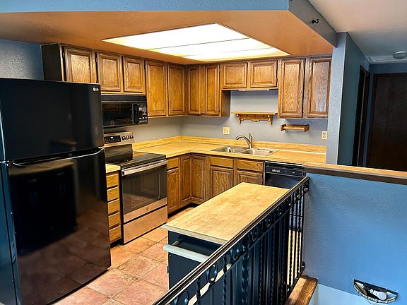 Kitchen w Dishwasher, Stove, Microwave and Fridge