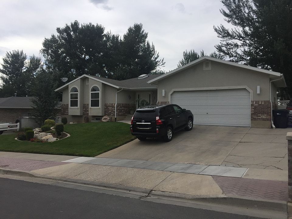 1st image of 203 E White River Dr