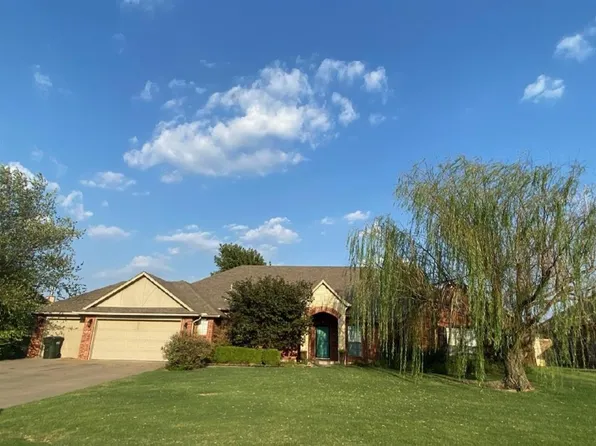 8039 Lindsay Ln, Edmond, OK 73003