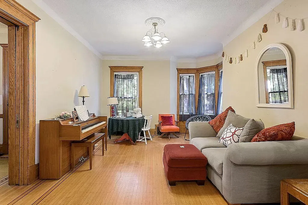 10 bed, $5,600 — Photo 3