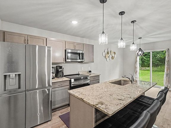 5th image of 880 Machnik Dr