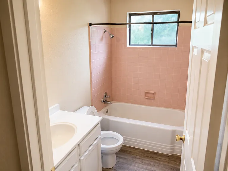 4205 N Locust St — Photo 8