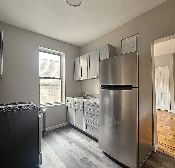 32-52 41st St #4C — Photo 1