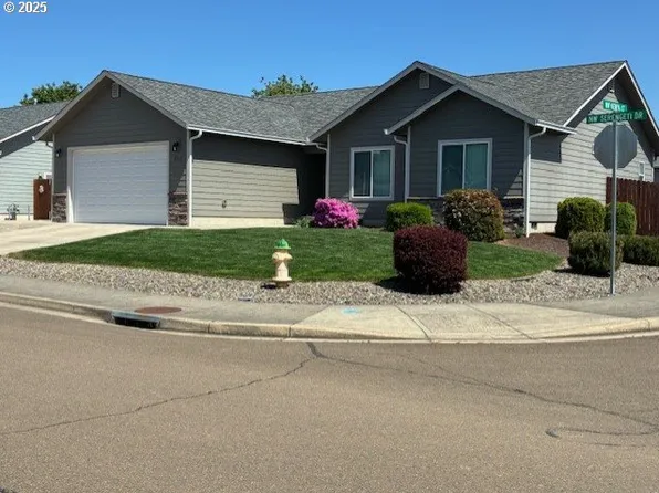 401 Serengeti Dr, Winston, OR 97496