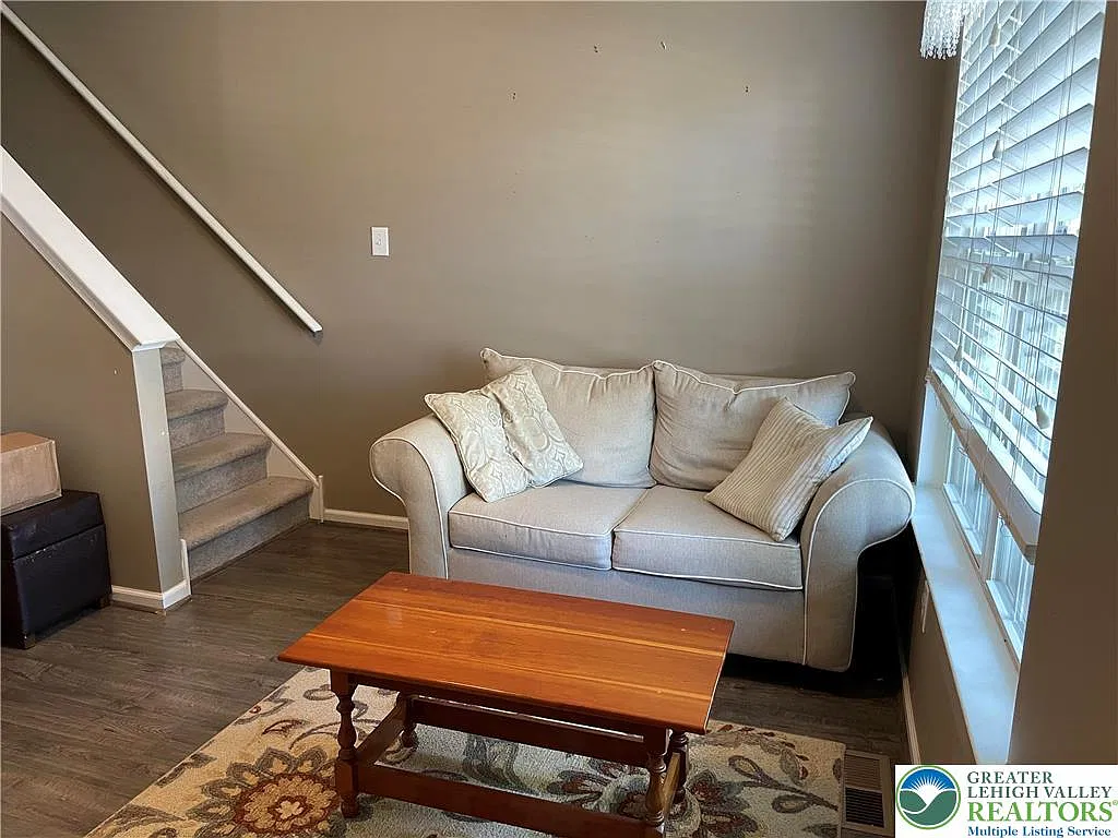 3 bed, 2.5 bath, 2270 sqft, $2,600 — Photo 4