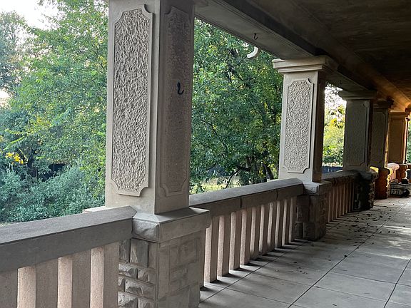 Shared space: Wrap around porch south side