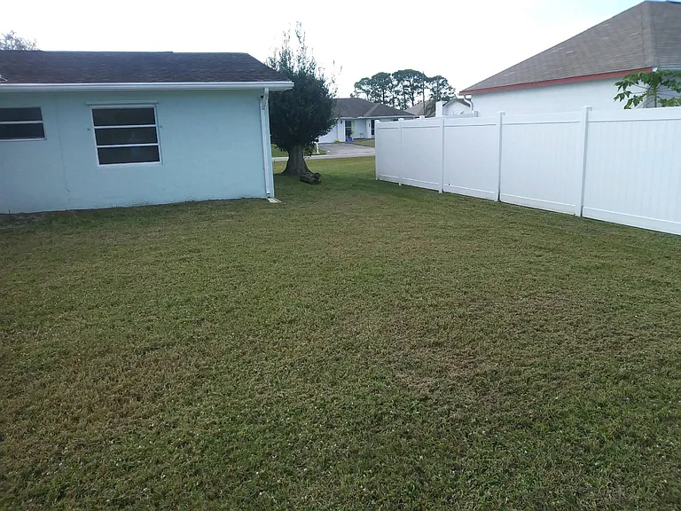 643 SE Clifton Ln — Photo 3